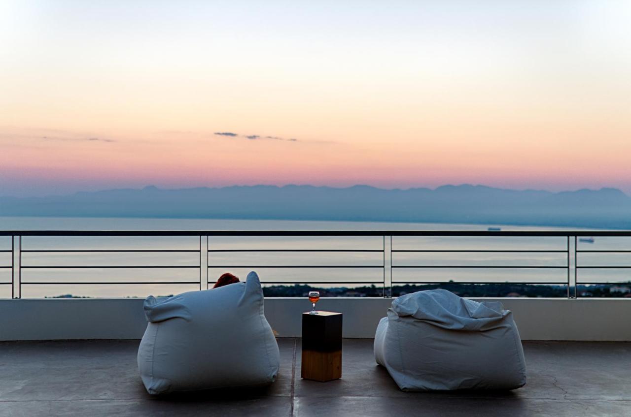 Euphoria Suites Avia Ngoại thất bức ảnh